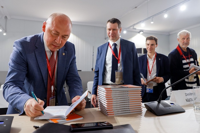 На ПМЭФ презентовали первую книгу об искусственном интеллекте в фармразработке